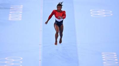 Американская гимнастка Байлз выбыла из командного многоборья на ОИ