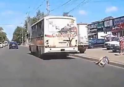 В Рязани сняли на видео, как женщина выпала из маршрутки