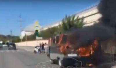 В Тюмени у ГМС Нефтемаш полностью сгорел старый УАЗик