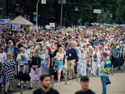 "Зачем маски? Все с крестом, защита есть". На крестный ход к Киеве собралось более 20 тыс. людей, почти все они без масок