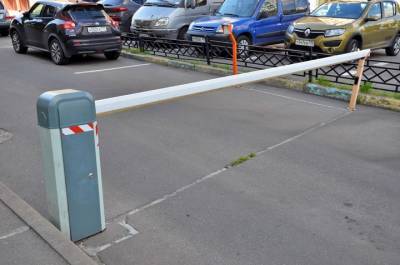 Парковка со шлагбаумом у станции метро «Проспект Мира» возобновила работу