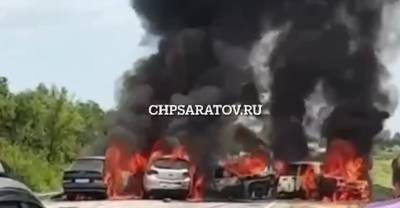 Четыре машины сгорели в массовом ДТП под Саратовом, есть погибший