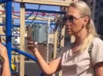 «Мычит и кричит»: петербурженка потребовала выставить с дворовой площадки детей с особенностями