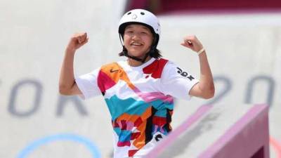 Исторический момент: 13-летняя японка выиграла "золото" Олимпиады по скейтбордингу