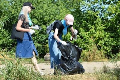 Молодёжь Серпухова провела уборку участка берега реки Оки