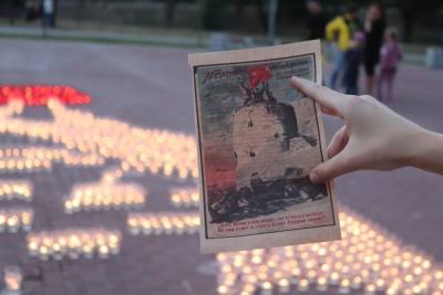 Волонтёры Победы зажгли огненную картину войны на День города в Пскове