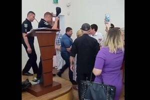 Мэр Украинки напал на активиста. ВИДЕО