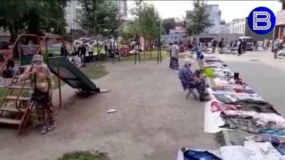 В Новосибирске пенсионеры оккупировали детскую площадку и устроили на ней рынок