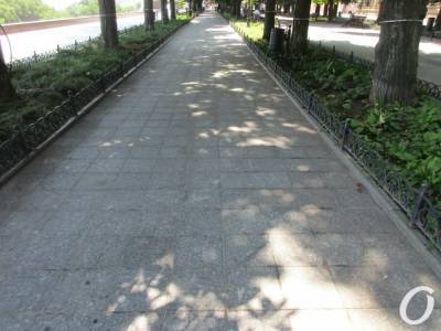 На одесском Приморском бульваре постепенно преображаются тротуары (фото)