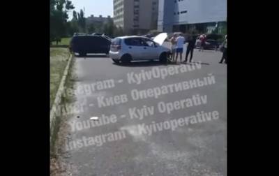 В Киеве ребенок за рулем Tesla устроил ДТП