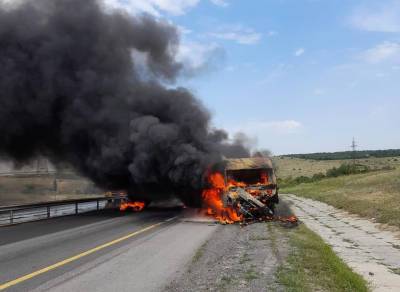 В Красносулинском районе на трассе загорелся грузовик