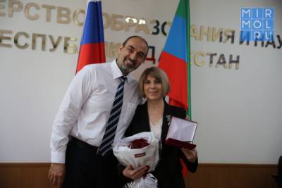 Яхья Бучаев наградил заслуженных работников образования Дагестана