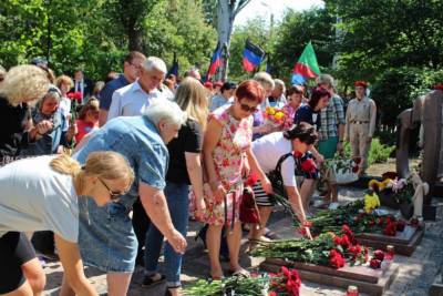 В Горловке и Шахтерске почтили память погибших при обстреле жителей