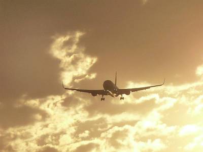 ТАСС: Пассажирский Boeing-737 с проблемами в двигателе благополучно сел в аэропорту Симферополя