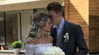 Жена внука Пугачевой выложила фото и видео в свадебном платье в честь годовщины