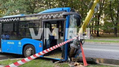 Появились кадры с места ДТП, где автобус врезался в столб возле здания МГУ на юго-западе Москвы