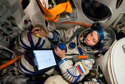Актриса Юлия Пересильд показала фото с подготовки к полету в космос