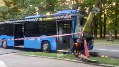 Источник назвал вероятную причину аварии с автобусом в Москве