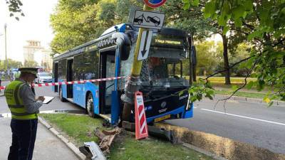 Водителю стало плохо: появились подробности аварии с московским автобусом