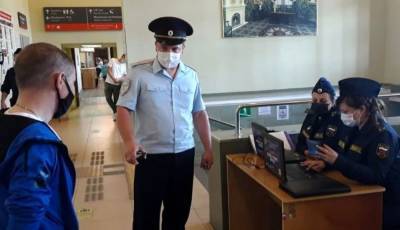 В Твери судебные приставы и полицейские искали должников на железнодорожном вокзале