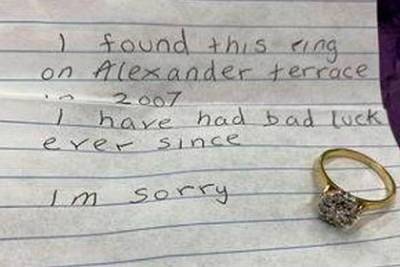Мужчина нашел кольцо, 14 лет страдал от невезения и подкинул его полицейским