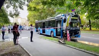 У главного здания МГУ произошло ДТП с автобусом
