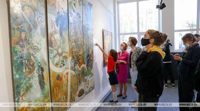 Любовь к Родине в картинах Елены Краснощековой представили на выставке в Минске
