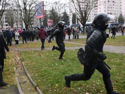 Четырёх жителей Минска арестовали за белые листы на окнах