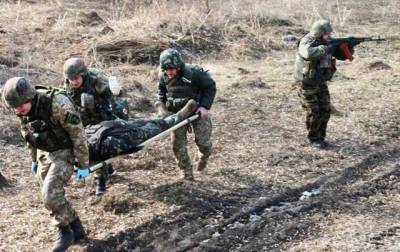 В Харьков на вертолете доставили двух раненых военных