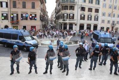 Несколько сотен жителей Рима вышли на акцию протеста против санитарных пропусков