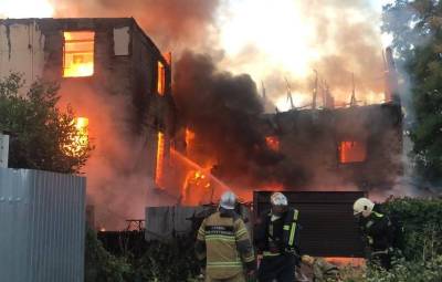 Тринадцать человек эвакуировали из горящего дома в Ростове-на-Дону