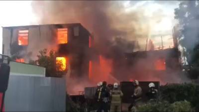 А Ростове пожар уничтожил трехэтажный дом, людей эвакуировали