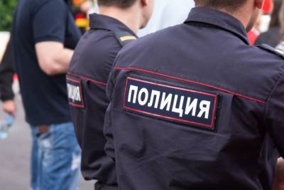 В Суворовском районе двое мужчин утащили часть школьного забора