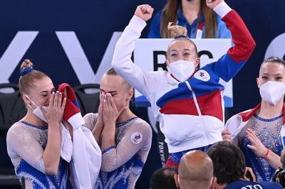 Российских гимнасток напугали в номере после исторической победы в Токио. ВИДЕО