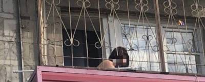 В Новосибирске обнажённая женщина с балкона обливала прохожих пивом