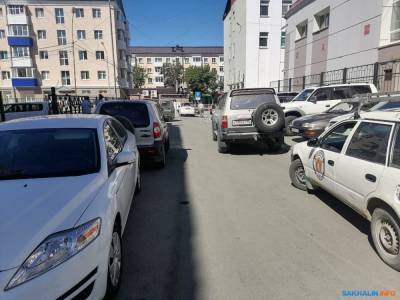 Сахалинец пожаловался на блокирующие проезд машины