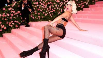 Снова за старое? Леди Гага вышла на улицу в обуви на 30-сантиметровых каблуках