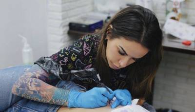 Что такое ультрафиолетовая татуировка и стоит ли ее делать?