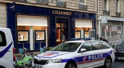 В центре Парижа мужчина на электросамокате ограбил ювелирный магазин