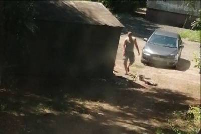Окружные чиновники ответили на жалобу жительницы Омска о гараже прямо на тропинке