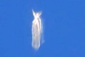 Пассажир самолета запечатлел странный НЛО на высоте 9 километров