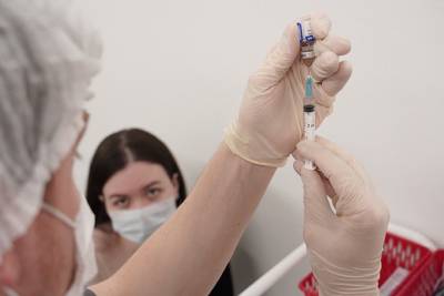 Более 60 процентов сотрудников торговых сетей в Москве вакцинировались от COVID-19