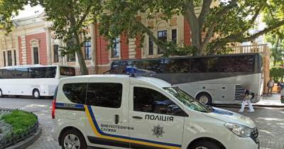 В Одессе "заминировали" здание мэрии, полиция эвакуировала около 200 человек (ФОТО)