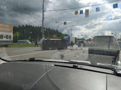 Очевидцы сообщили о массовом ДТП на улице Терешковой в Кемерове