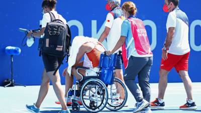 Испанская теннисистка не доиграла четвертьфинальный матч ОИ и покинула корт на инвалидном кресле