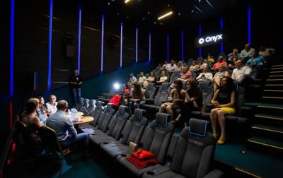 Полное погружение: В Украине открылся второй кинотеатр с уникальным экраном