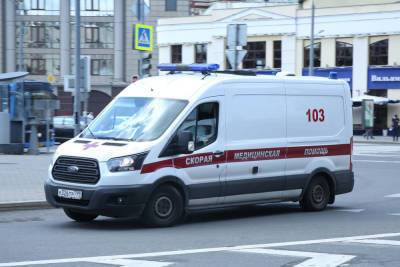 Сиделку московской пенсионерки тяжело ранил преступник под видом курьера