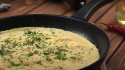 Нежное блюдо для всей семьи: простой рецепт омлета с сыром