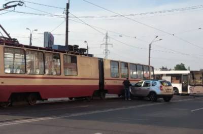 Трамваи на Дыбенко стоят из-за невнимательного водителя