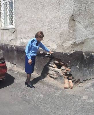 В Кемерове прокуратура проверила сообщения об осыпающемся фасаде жилого дома